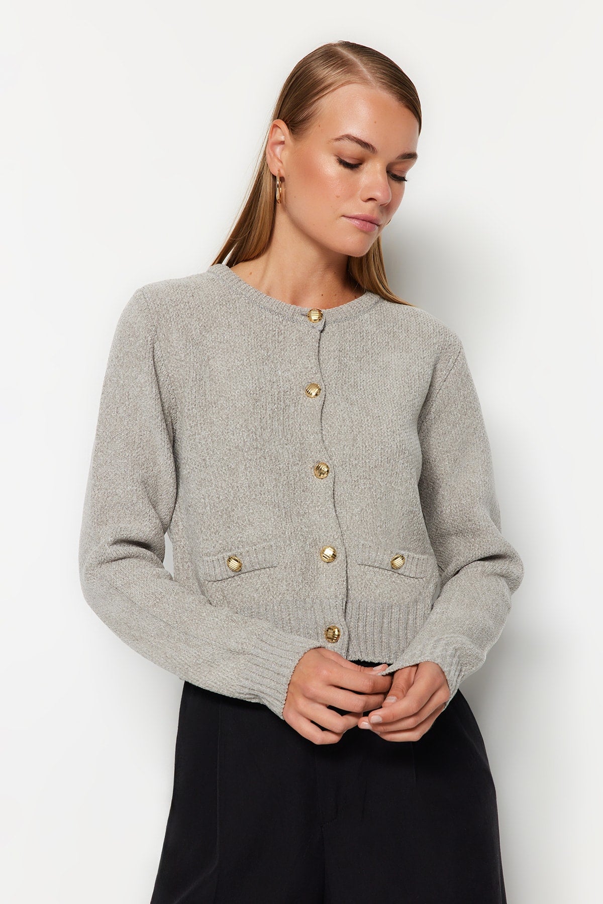 Trendyolmilla Gri Crop Premium İplik/Özel İplik Cep Detaylı Triko Hırka TWOAW24HI00051
