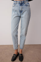 Trendyolmilla Koyu Mavi Yüksek Bel Mom %100 Pamuk Non-Stretch Jeans TWOSS25JE00277