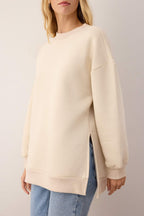 Trendyolmilla Siyah Oversize/Geniş Kalıp Yırtmaç Detaylı Kalın İçi Polarlı Örme Sweatshirt TWOAW23SW00195