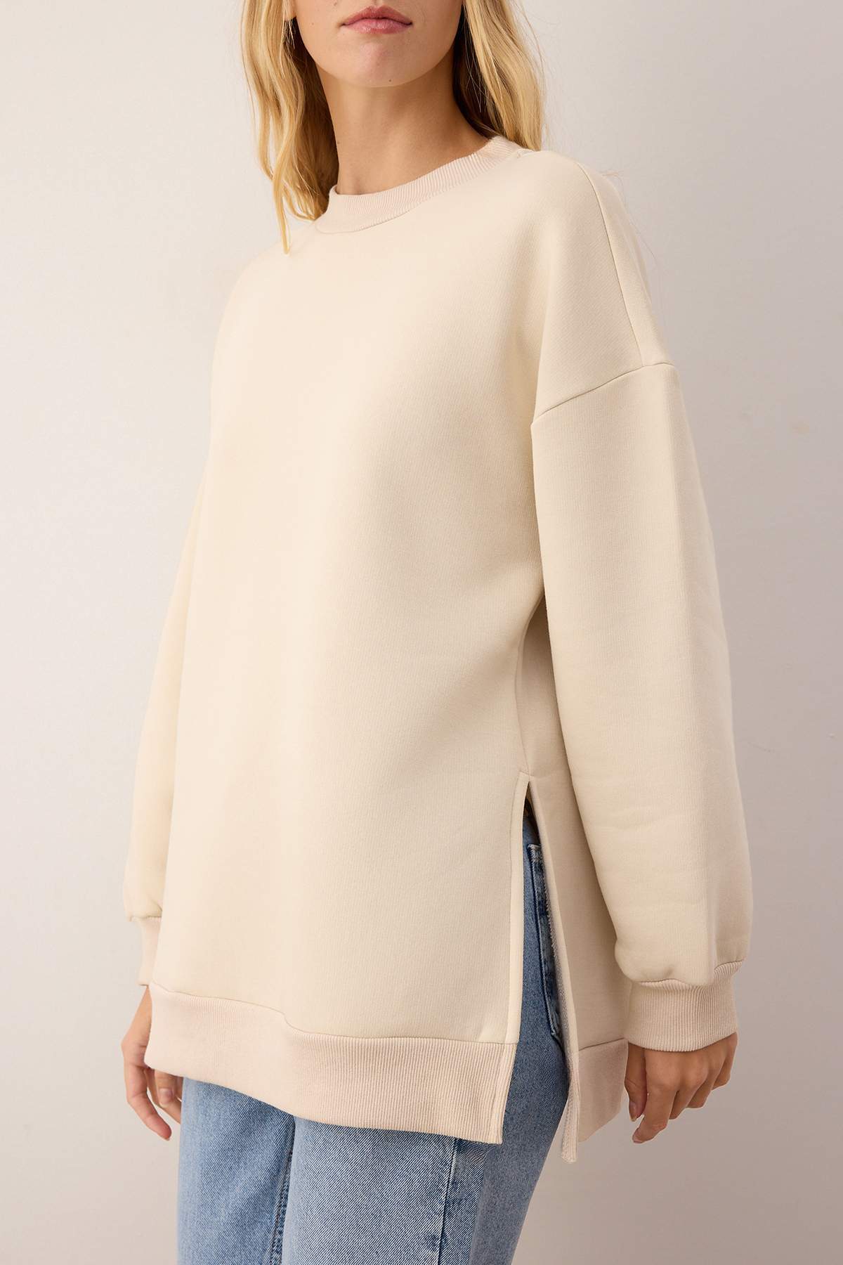 Trendyolmilla Siyah Oversize/Geniş Kalıp Yırtmaç Detaylı Kalın İçi Polarlı Örme Sweatshirt TWOAW23SW00195