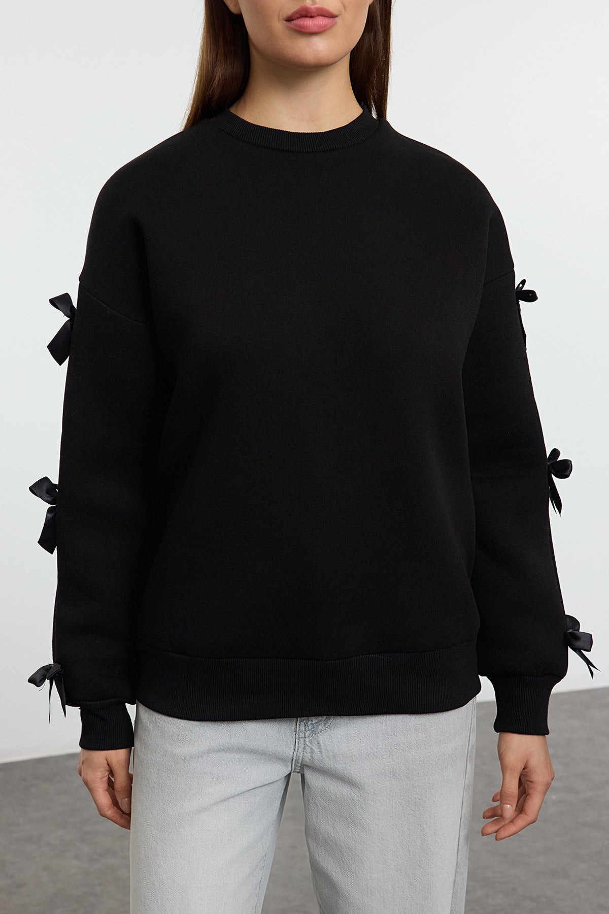 Trendyolmilla Siyah Fiyonk Detaylı Oversize/Geniş Kalıp Kalın İçi Polarlı Örme Sweatshirt TWOAW25SW00249