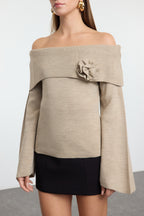 Trendyolmilla Kahverengi Gül Detaylı Carmen Yaka Triko Kazak TWOAW25KZ00373