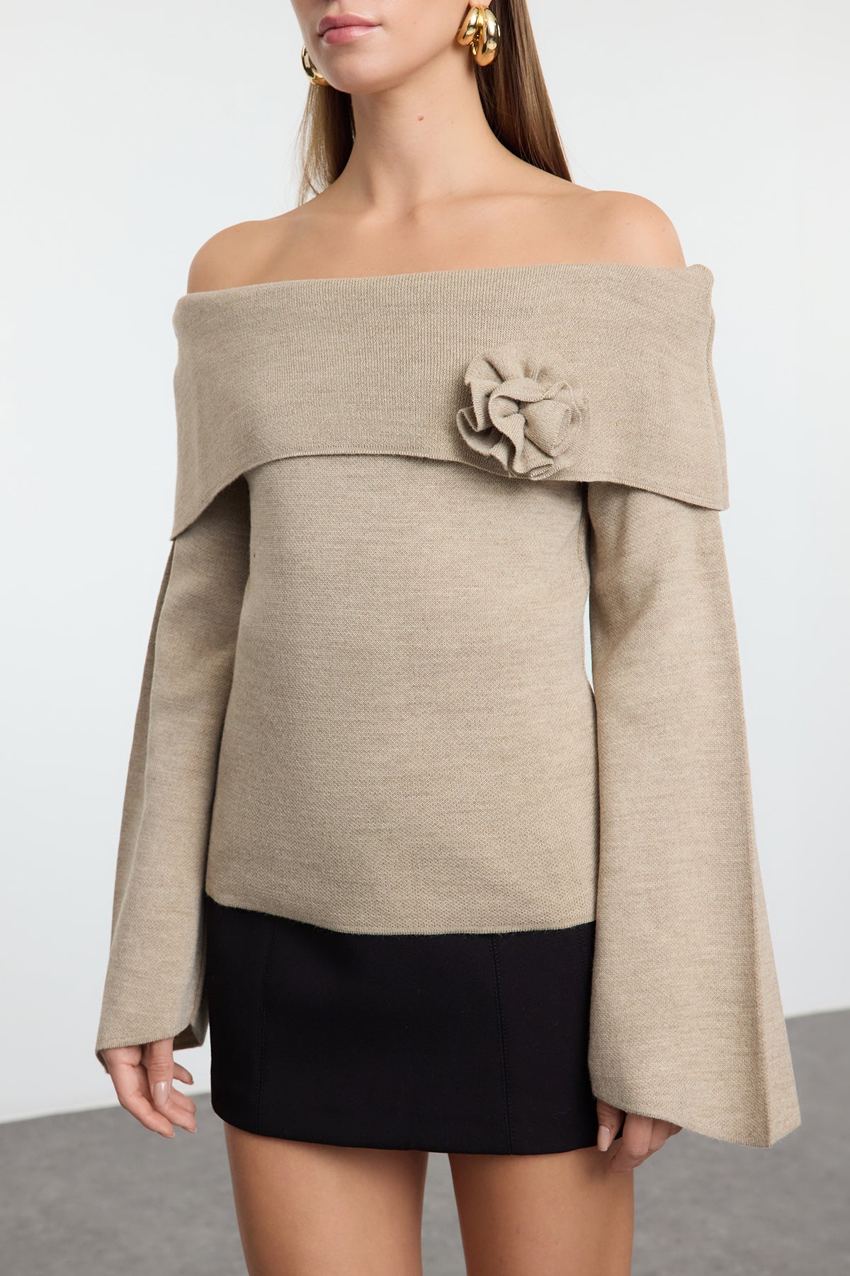 Trendyolmilla Kahverengi Gül Detaylı Carmen Yaka Triko Kazak TWOAW25KZ00373