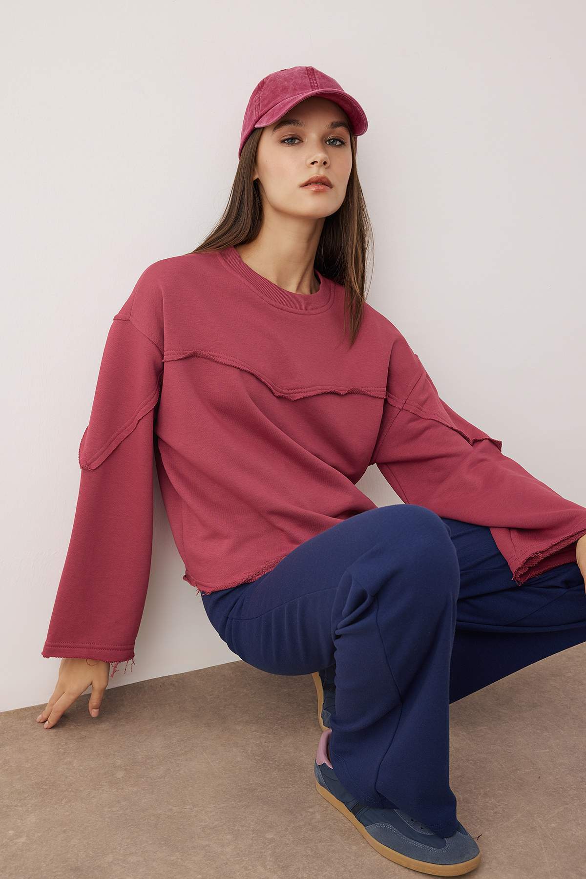 Trendyolmilla Antrasit Kalın Şardonsuz İspanyol Kol Dikiş Detaylı Relaxed Örme Sweatshirt TWOAW26SW00110