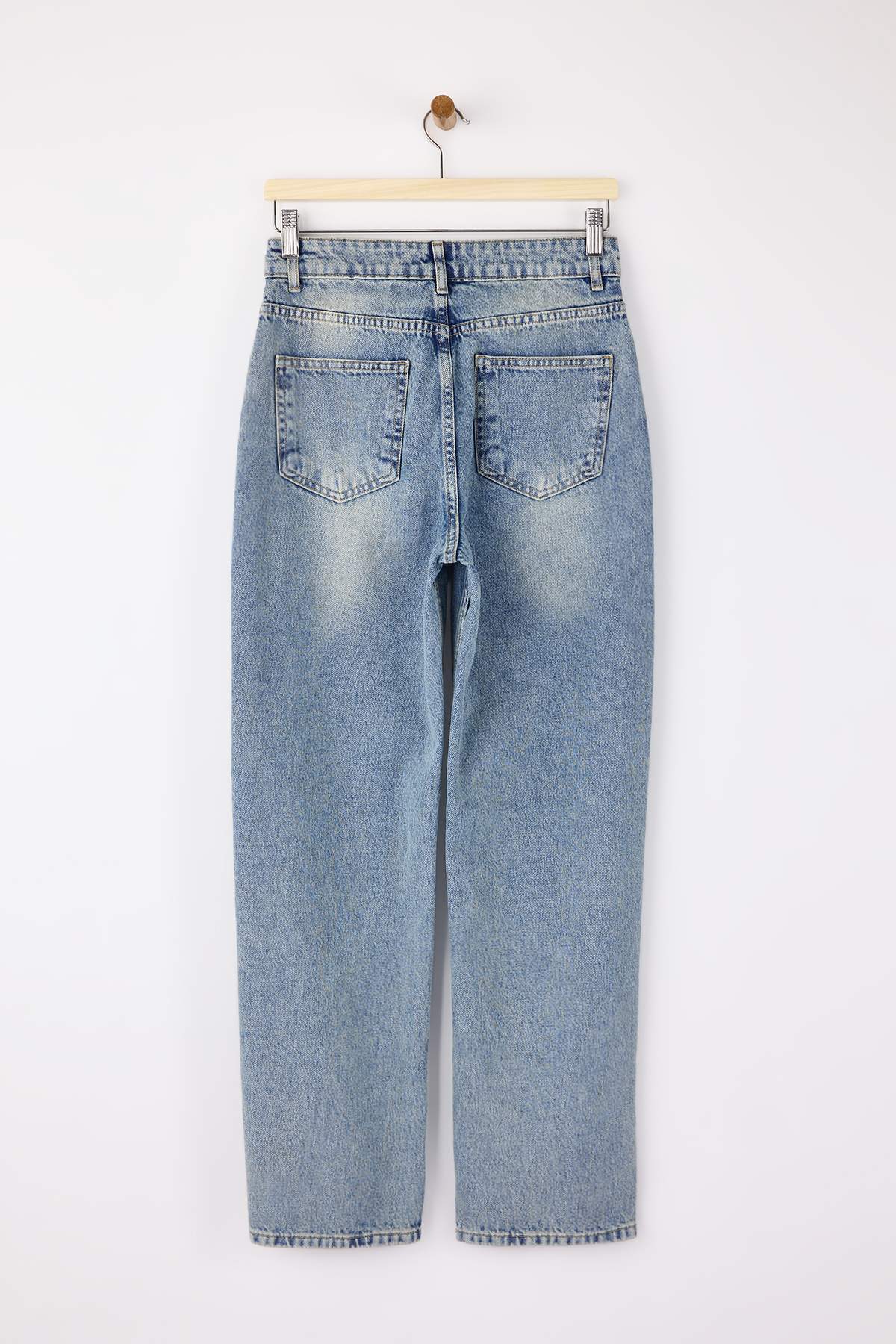 Trendyolmilla Açık Mavi Yüksek Bel YENİ MOM %100 Pamuk Non-Stretch Jeans TWOAW26JE00273