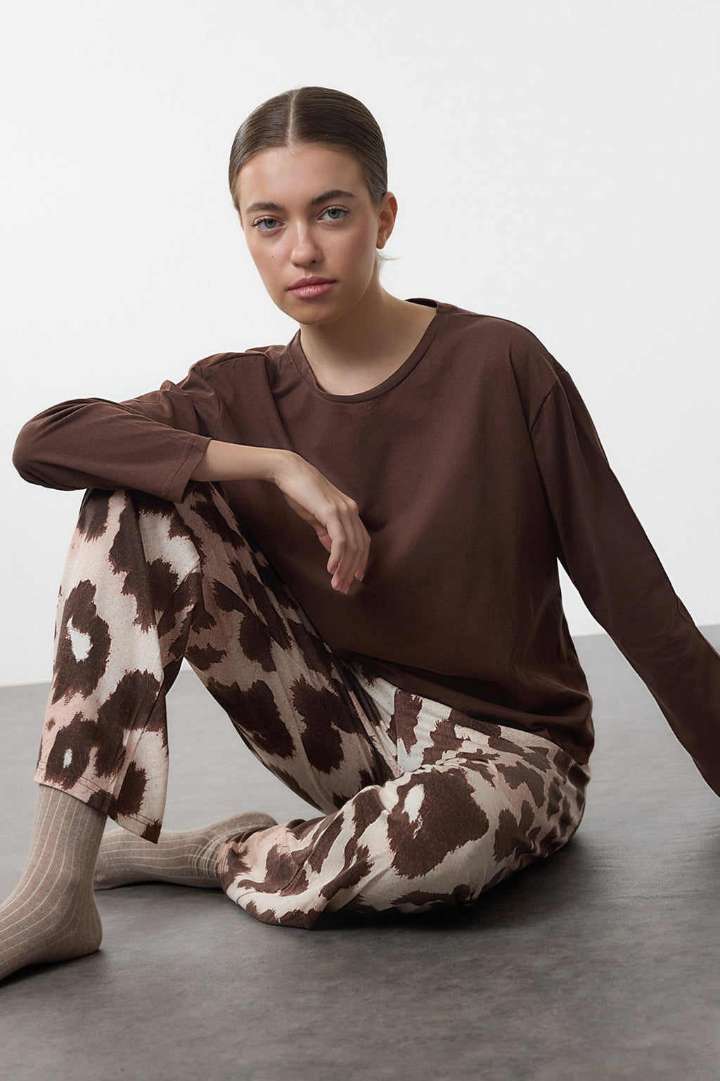 Trendyolmilla Beyaz-Siyah Leopar Desenli Örme Pijama Takımı THMAW25PT00100