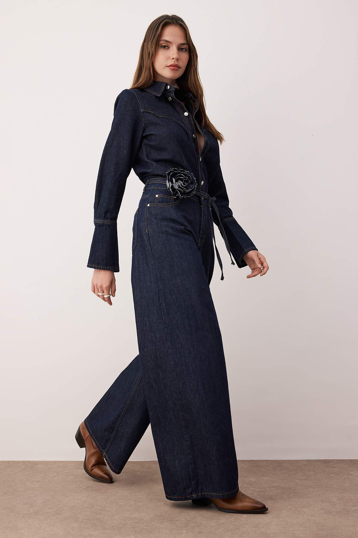 Koyu Mavi Yüksek Bel Gül Kemer Detaylı Wide Leg Jeans TWOAW26JE00171 Secondary image