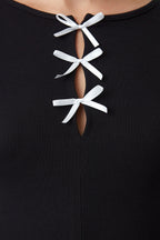 Trendyolmilla Ekru Fiyonk ve Cut Out Detaylı Bisiklet Yaka Slim/Vücuda Oturan Örme Bluz TWOAW25BZ00177