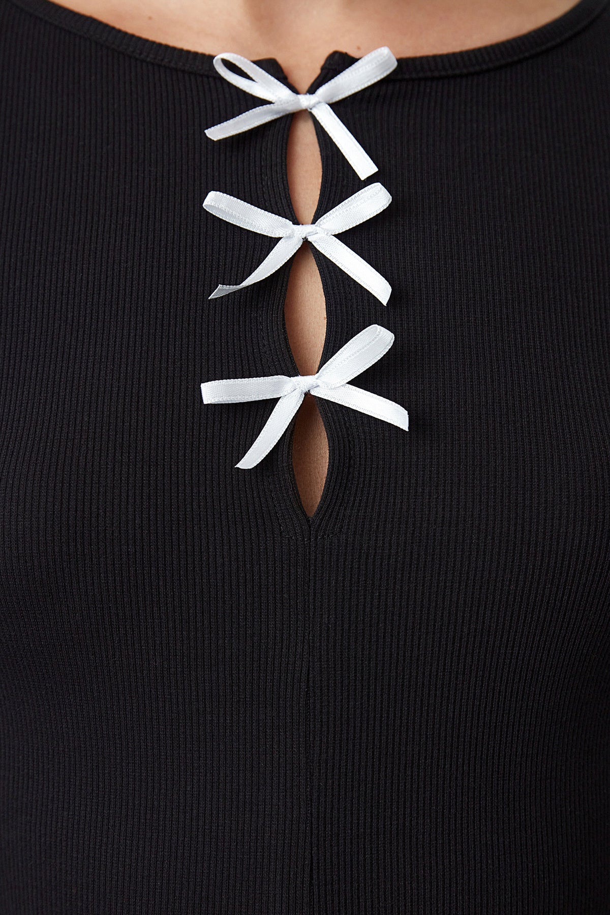 Trendyolmilla Ekru Fiyonk ve Cut Out Detaylı Bisiklet Yaka Slim/Vücuda Oturan Örme Bluz TWOAW25BZ00177