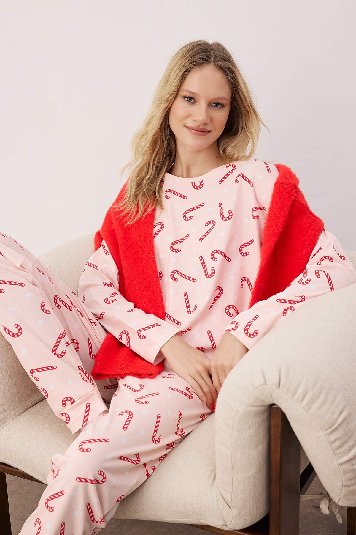 Trendyolmilla Bej %100 Pamuklu Yılbaşı Temalı Örme Pijama Takımı THMAW21PT0771