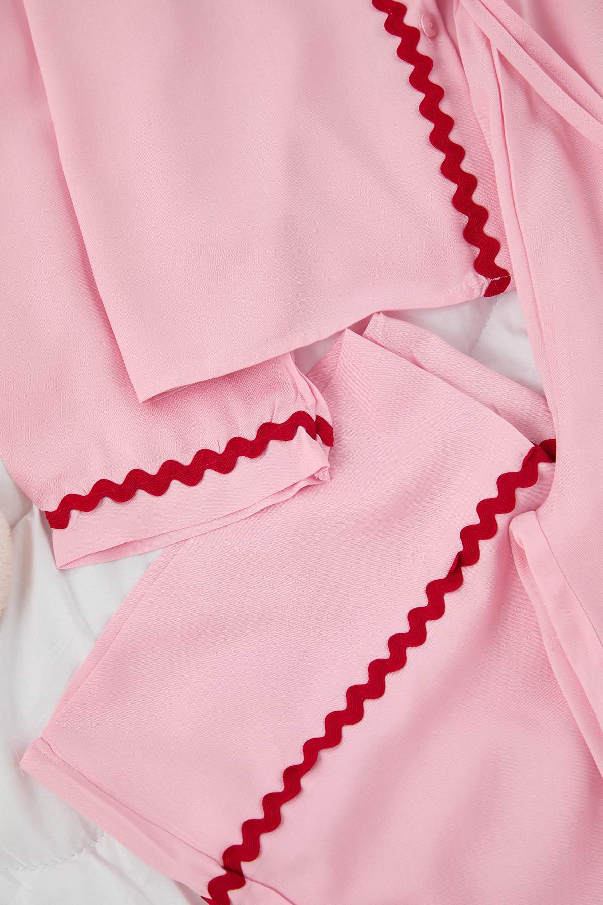 Pembe Şerit Detaylı Viskon Dokuma Pijama Takımı THMAW26PT00144