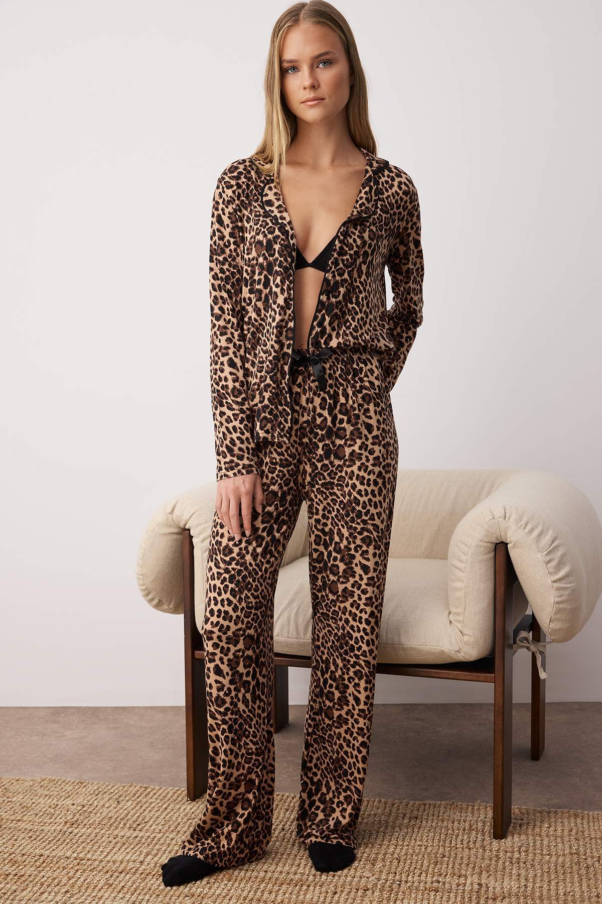 Trendyolmilla Çok Renkli Leopar Desenli Kurdele/Fiyonklu Biyeli Örme Pijama Takımı THMAW25PT00107