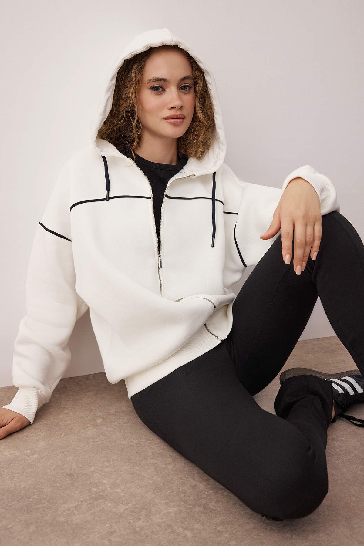 Trendyolmilla Ekru Kapüşonlu ve Biye Detaylı Oversize/Geniş Kalıp Örme Sweatshirt TWOAW26SW00106 Main image
