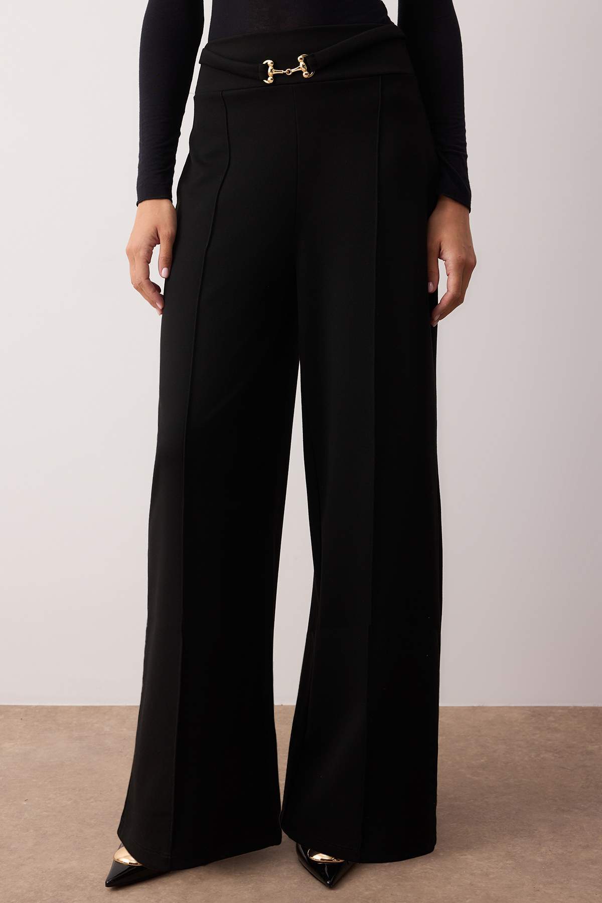 Siyah Toka Detaylı Wideleg/Geniş Paça Örme Pantolon TWOAW26PL00022