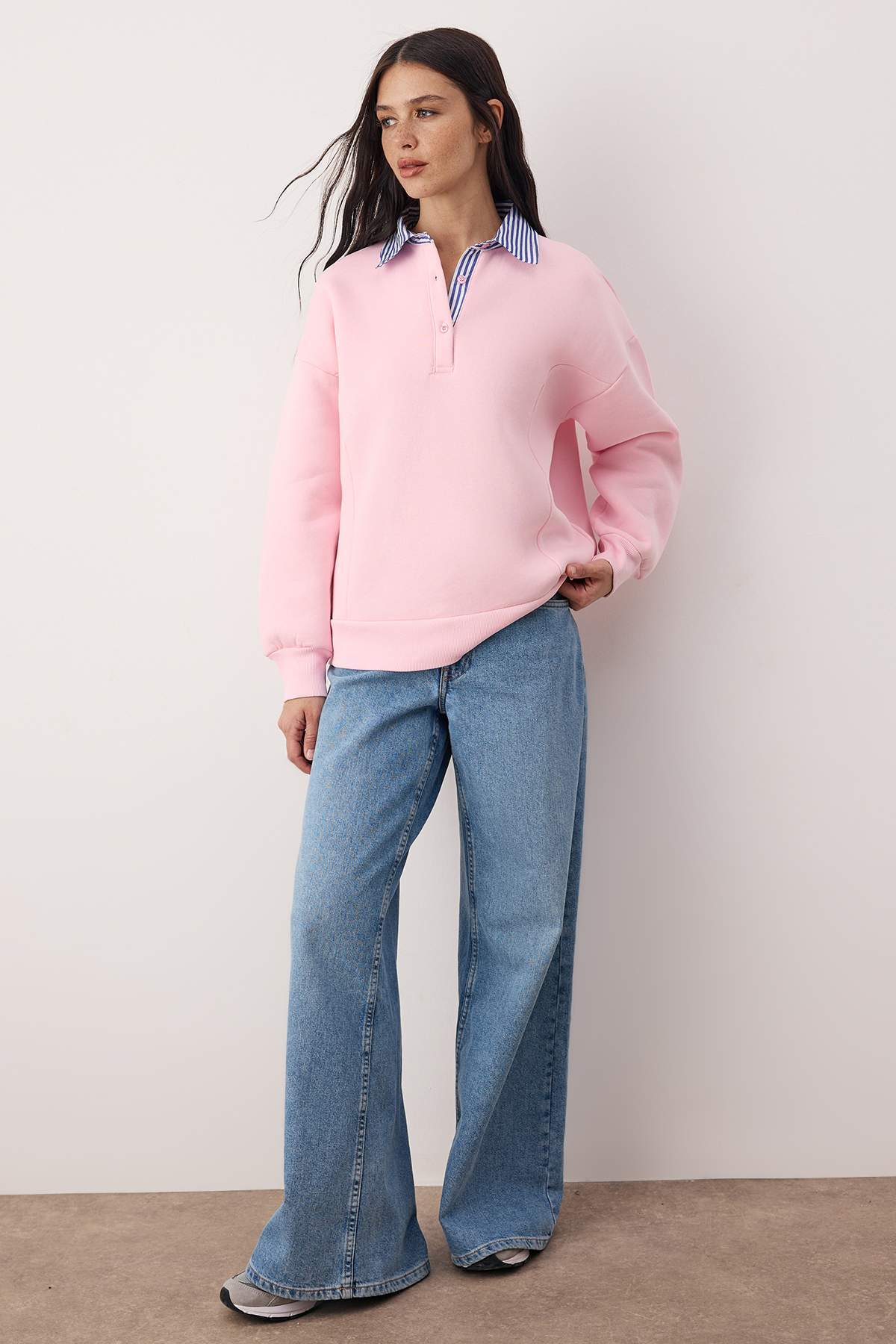 Trendyolmilla Ekru Oversize/Geniş Kalıp Dokuma Garni Detaylı Polo Yaka Örme Sweatshirt TWOAW26SW00116