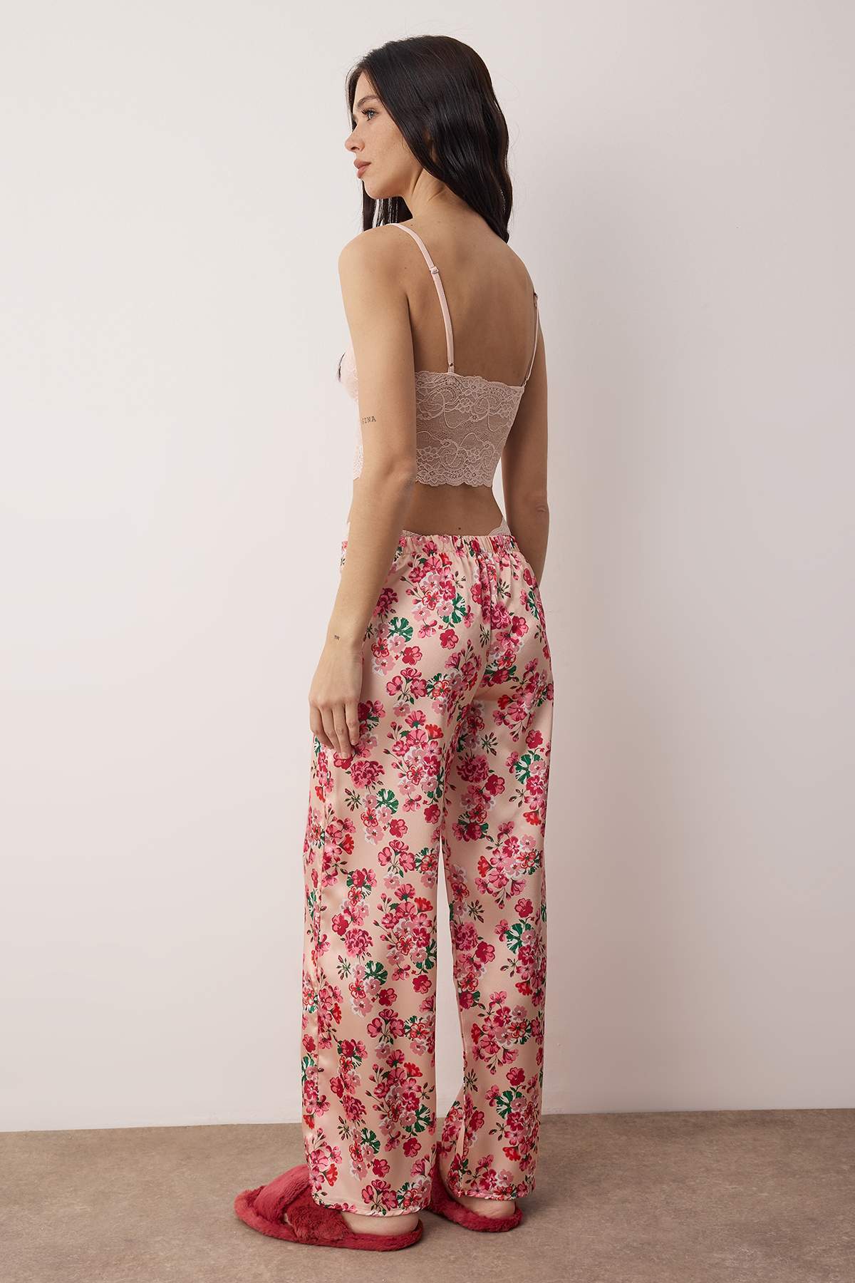Trendyolmilla Siyah 3'lü Çeyiz Set Üst Dantel, Alt Saten Askılı Külotlu Dokuma Pijama Takımı THMAW26PT00077