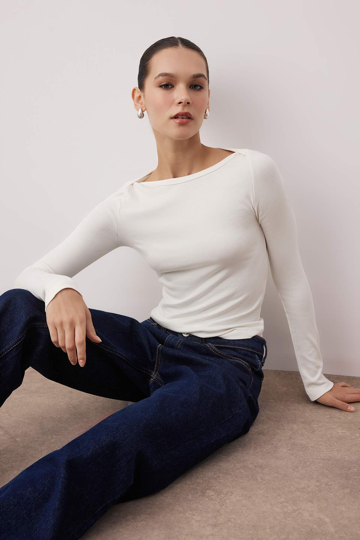 Trendyolmilla Ekru Siyah Kayık Yaka Vücuda Oturan Esnek Örme Bluz TWOAW26BZ00072 Main image