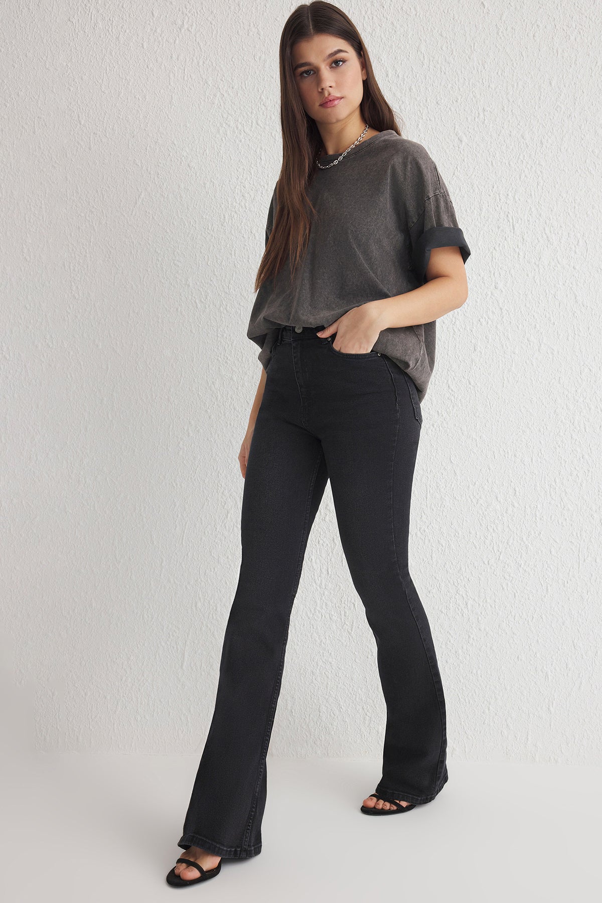 Trendyolmilla Koyu Mavi Yüksek Bel Comfort/Esnek Flare İspanyol Paça Jeans TWOSS25JE00110