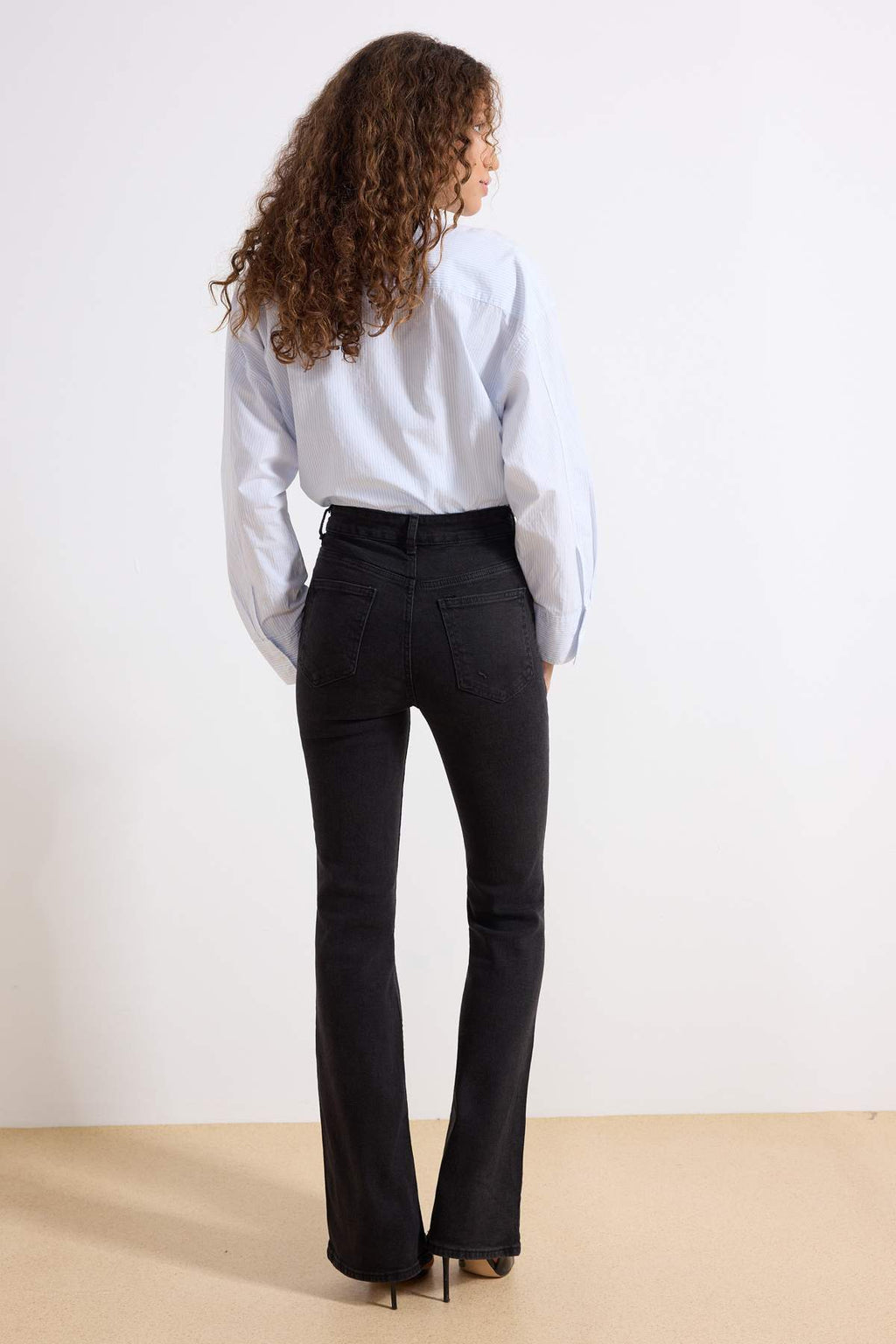 Trendyolmilla More Sustainable Koyu Mavi Yüksek Bel Orta Esnek Flare İspanyol Paça Jeans TWOSS23JE00063