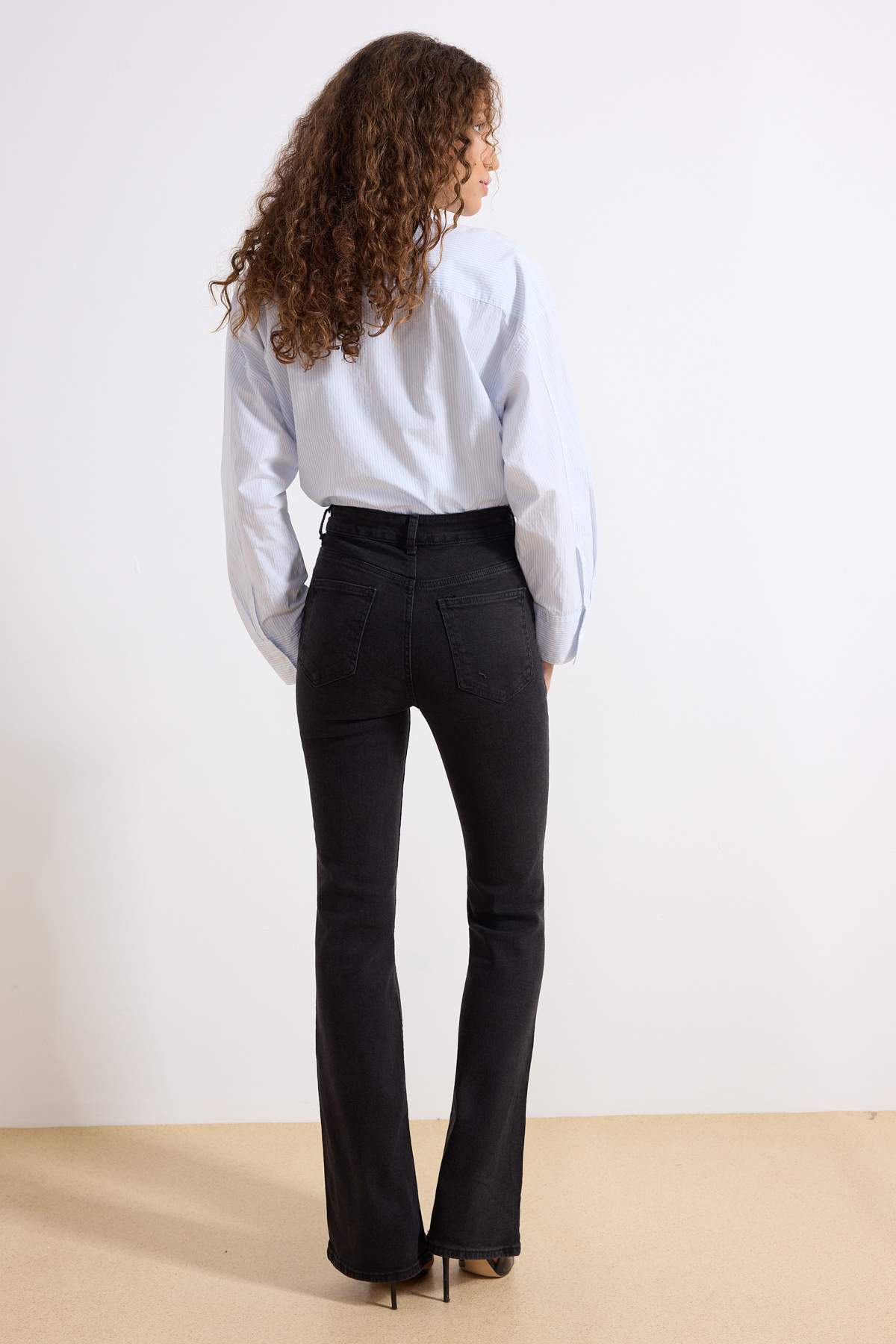 Trendyolmilla More Sustainable Koyu Mavi Yüksek Bel Orta Esnek Flare İspanyol Paça Jeans TWOSS23JE00063
