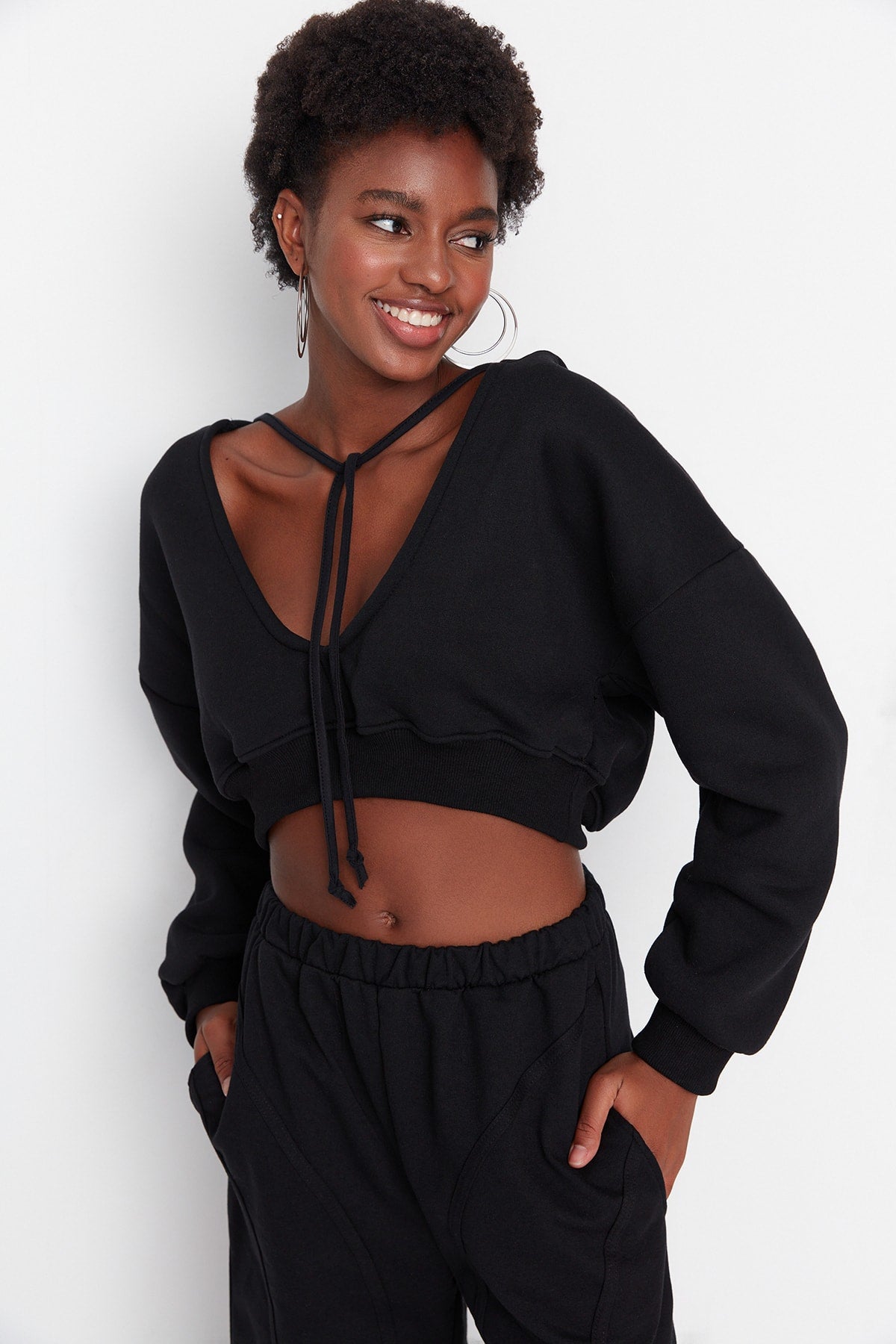 Trendyolmilla Siyah Kalın İçi Polarlı Kapüşonlu V Yaka Rahat Kesim Crop Örme Sweatshirt TWOAW23SW00096