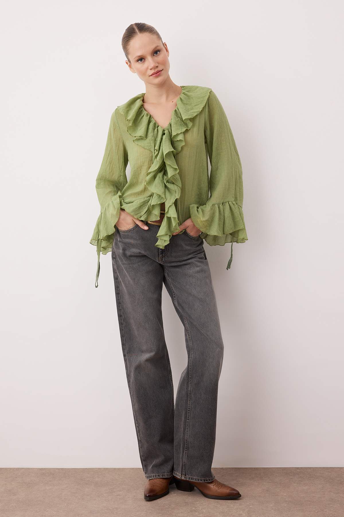 Trendyolmilla Gri Fırfırlı Bohem İnce Pamuklu Kumaş Uzun Kol Dokuma Bluz TWOSS25BZ00551