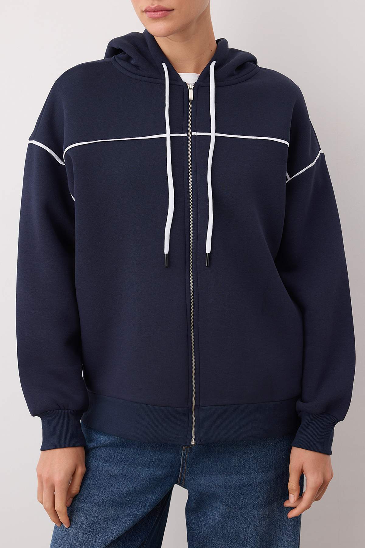 Trendyolmilla Lacivert Kapüşonlu ve Biye Detaylı Oversize/Geniş Kalıp Örme Sweatshirt TWOAW26SW00106