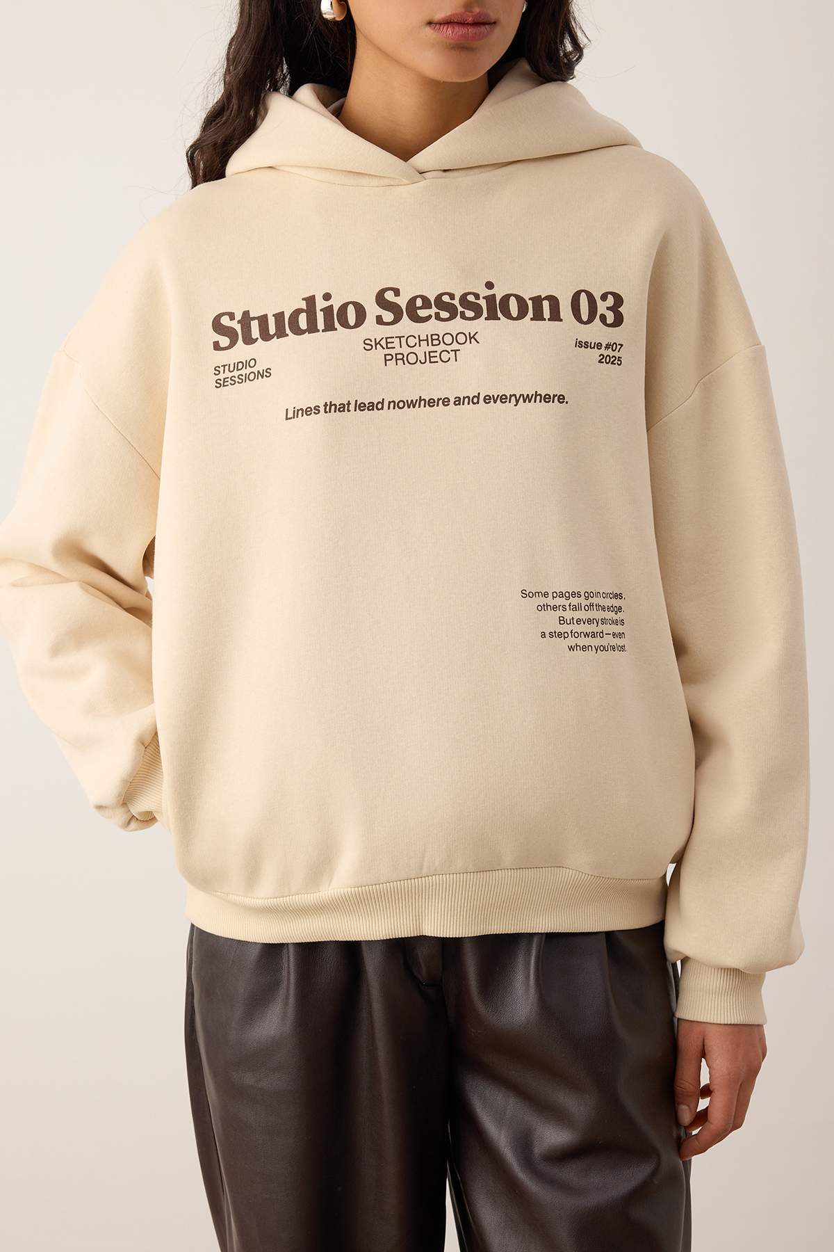 Trendyolmilla Taş Kalın İçi Polarlı Kapüşonlu Slogan Baskılı Boxy Fit Örme Sweatshirt TWOAW26SW00217