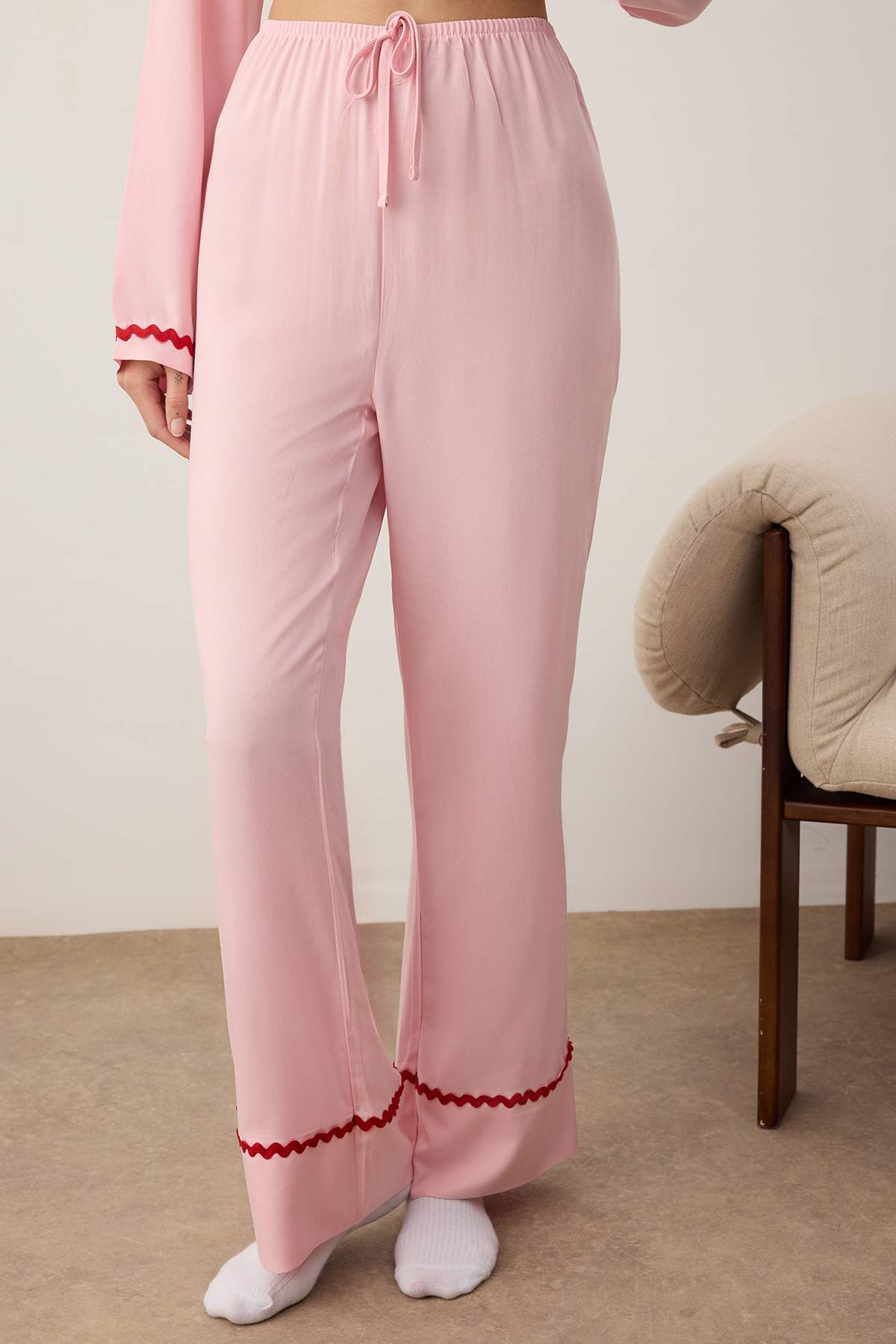 Pembe Şerit Detaylı Viskon Dokuma Pijama Takımı THMAW26PT00144
