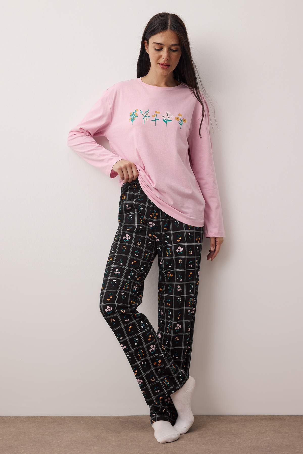 Trendyolmilla Beyaz %100 Pamuklu Kurdele/Fiyonklu ve Puantiyeli Örme Pijama Takımı THMAW26PT00053