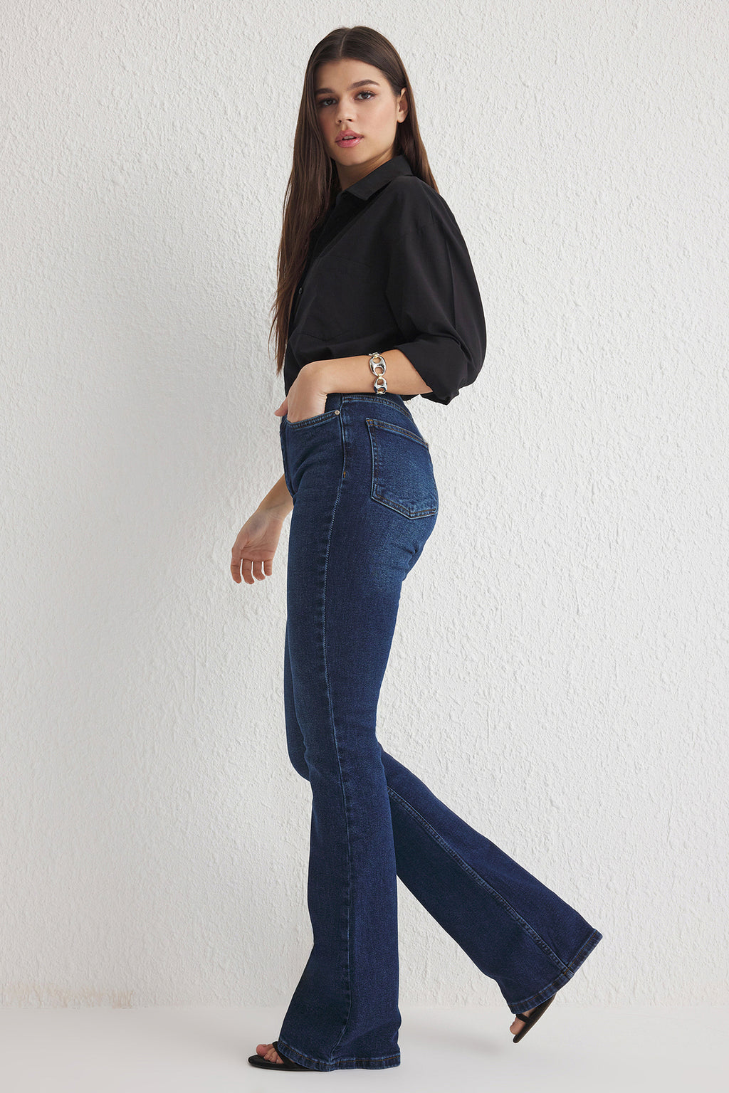 Trendyolmilla Koyu Mavi Yüksek Bel Comfort/Esnek Flare İspanyol Paça Jeans TWOSS25JE00110