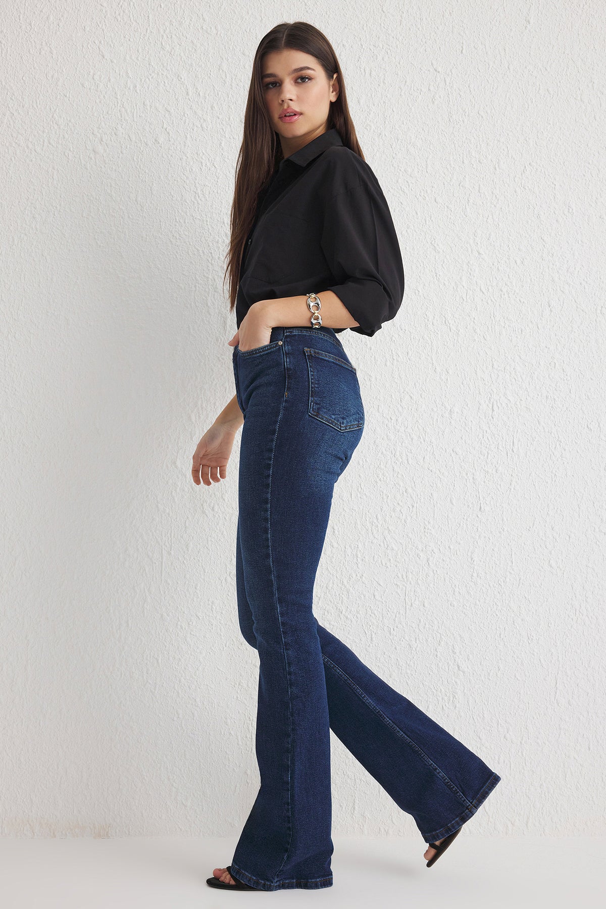 Trendyolmilla Koyu Mavi Yüksek Bel Comfort/Esnek Flare İspanyol Paça Jeans TWOSS25JE00110