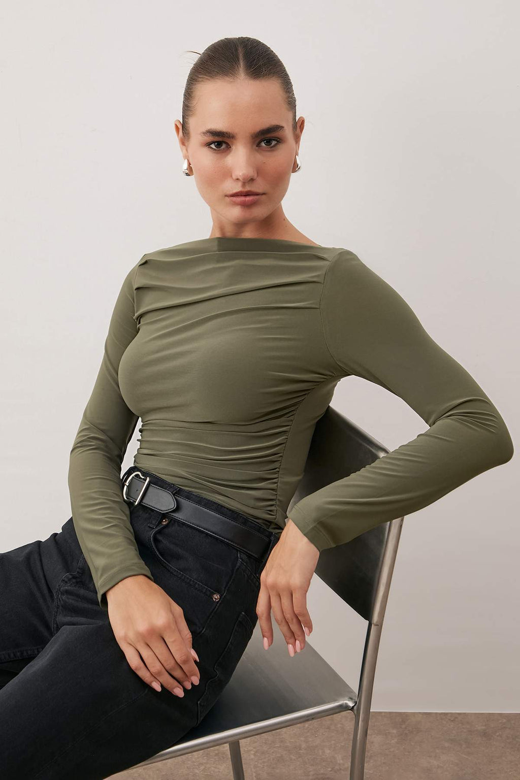 Trendyolmilla Haki Kayık Yaka Drapeli Vücuda Oturan Esnek Örme Bluz TWOAW25BZ00109