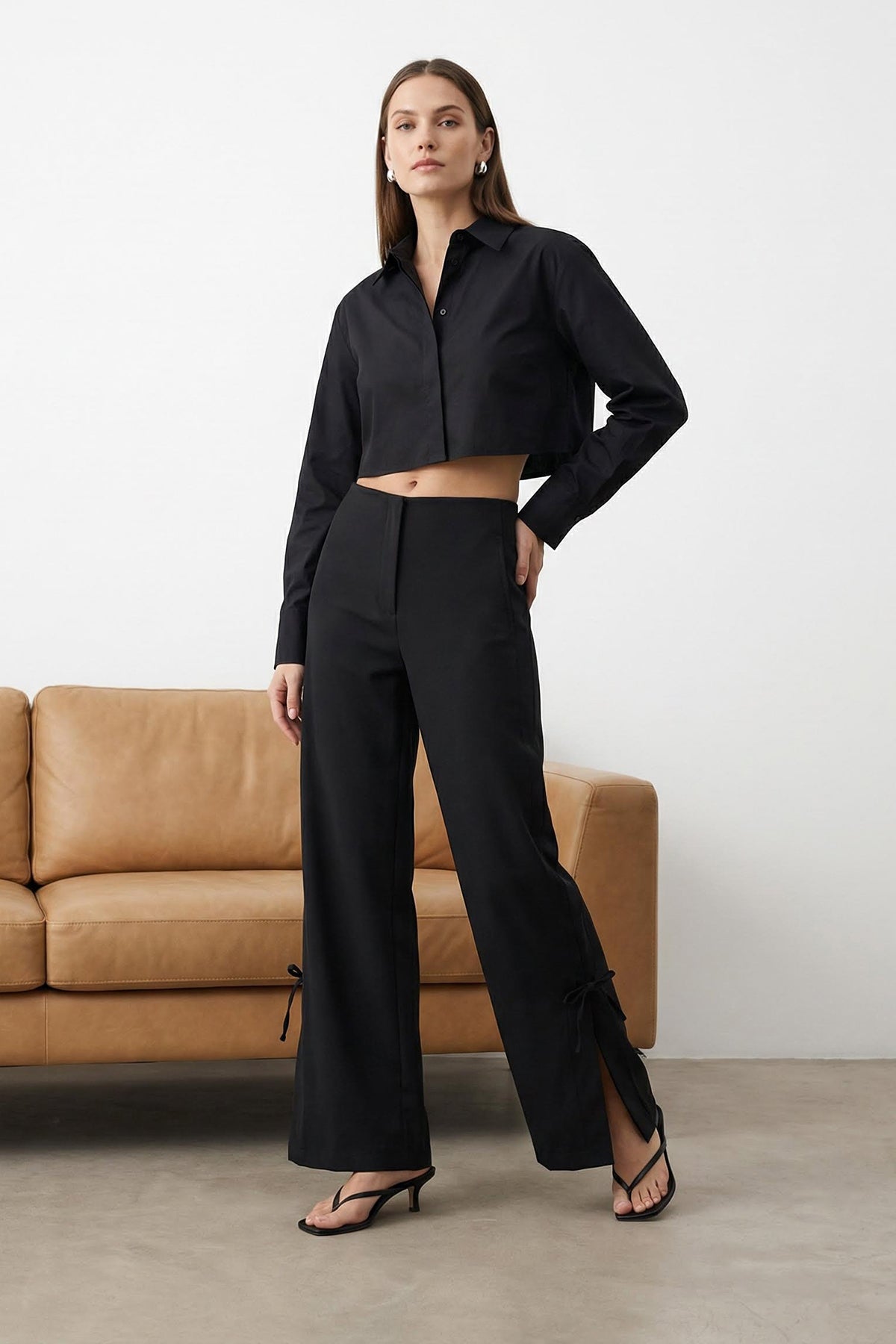 Siyah Paça Yırtmaç ve Fiyonk Detaylı Wide Leg/Geniş Paça Pantolon TWOAW26PL00052