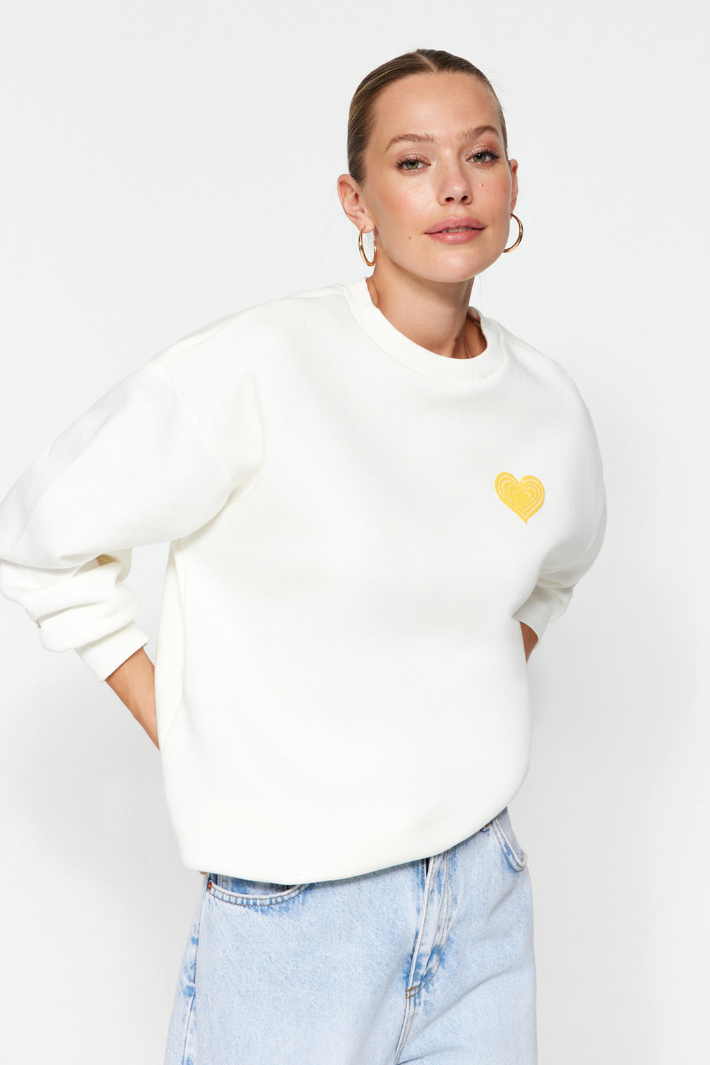 Trendyolmilla Ekru Kalın İçi Polarlı Göğüs ve Sırt Kabartma Baskılı Oversize Örme Sweatshirt TWOAW24SW00226