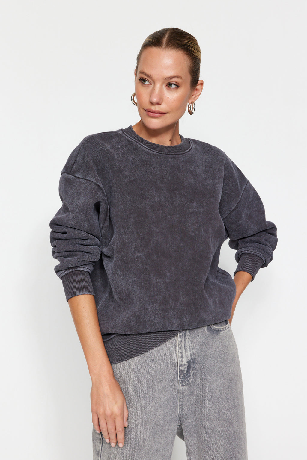 Antrasit Eskitme/Soluk Efektli Kalın İçi Polarlı Oversize/Geniş Kalıp Örme Sweatshirt TWOAW24SW00151