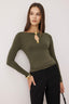 Trendyolmilla Haki Fitted/Vücuda Oturan Aksesuar/Cut out Detaylı Uzun Kollu Esnek Örme Bluz TWOAW26BZ00130