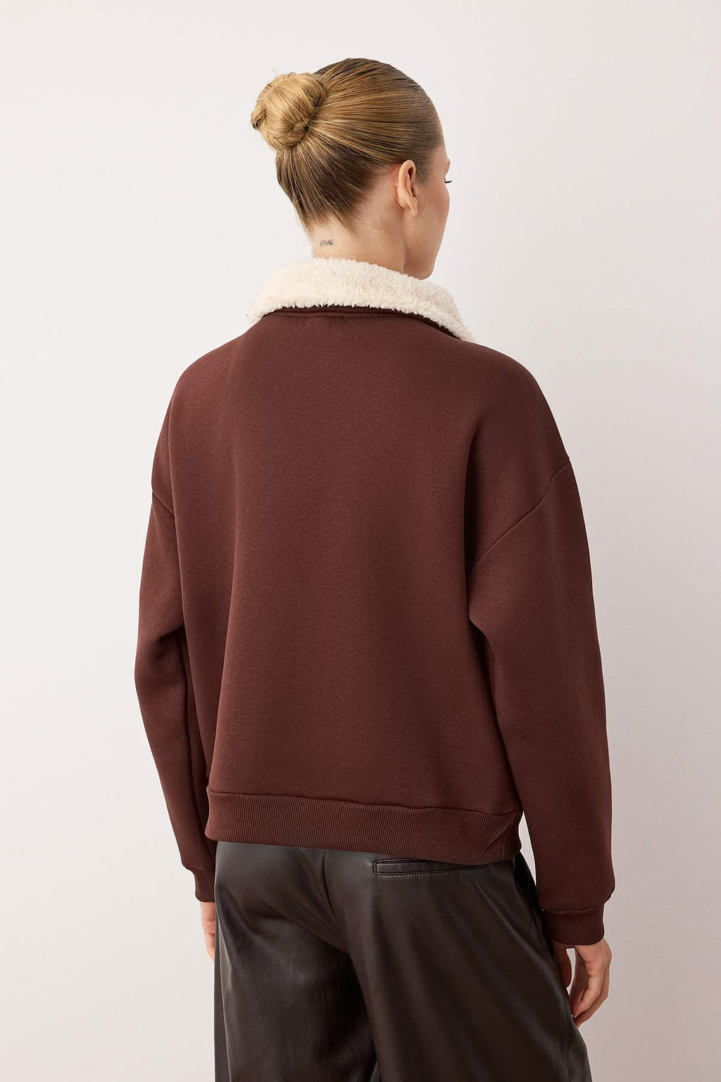 Kahverengi Oversize Kalıp Yakada Peluş Detaylı Kalın İçi Polarlı Örme Sweatshirt TWOAW26SW00146