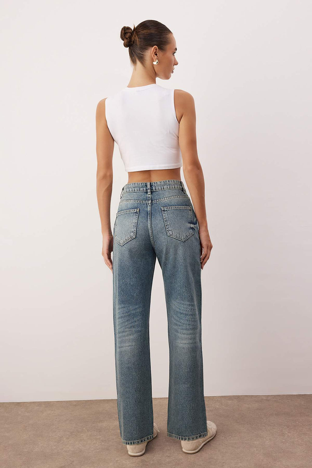 Trendyolmilla Açık Mavi Yüksek Bel YENİ MOM %100 Pamuk Non-Stretch Jeans TWOAW26JE00273