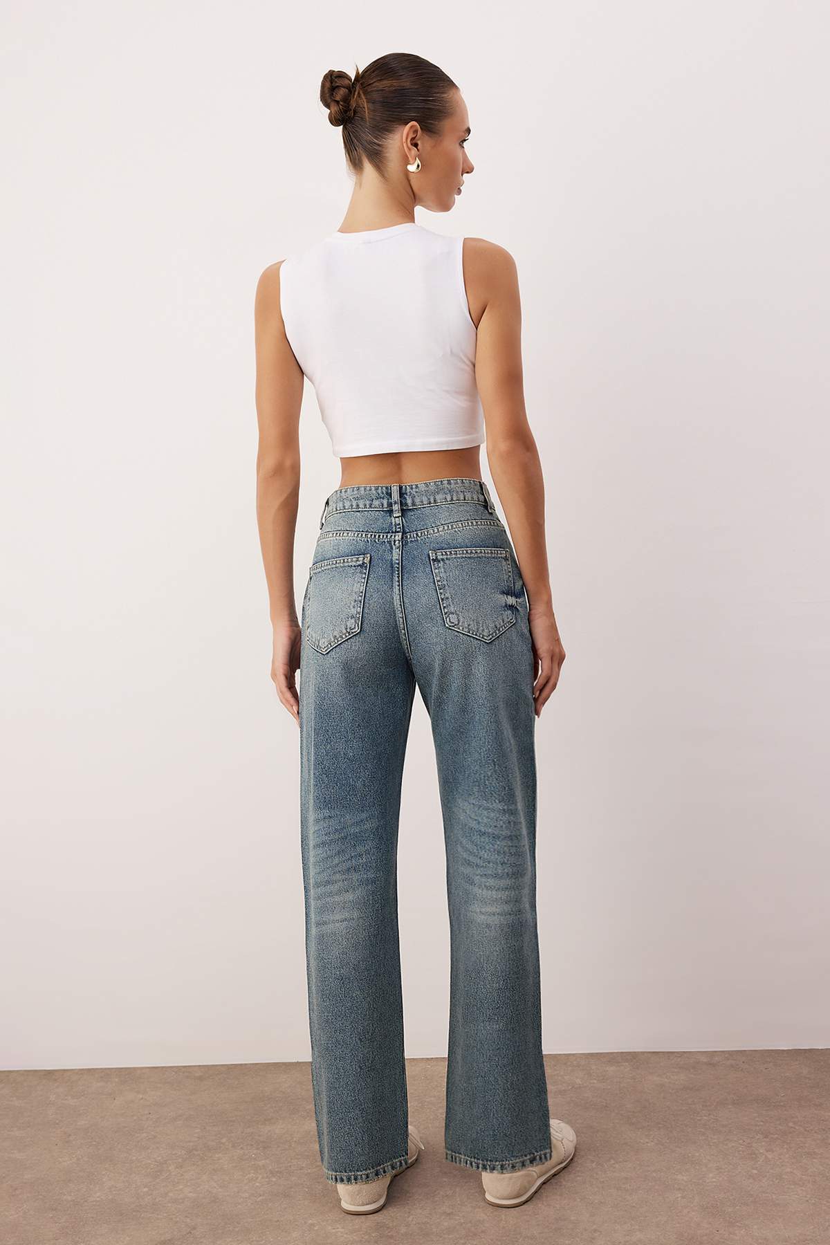 Trendyolmilla Açık Mavi Yüksek Bel YENİ MOM %100 Pamuk Non-Stretch Jeans TWOAW26JE00273