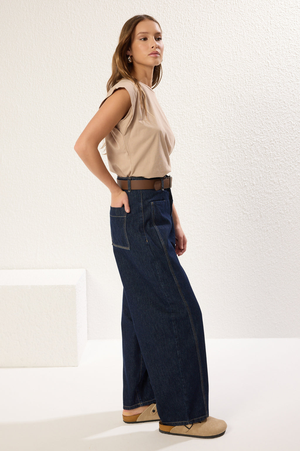 Trendyolmilla Ekru Kahverengi Kemerli Dikiş Detaylı Yüksek Bel Barrel Baggy Jeans TWOSS25JE00182