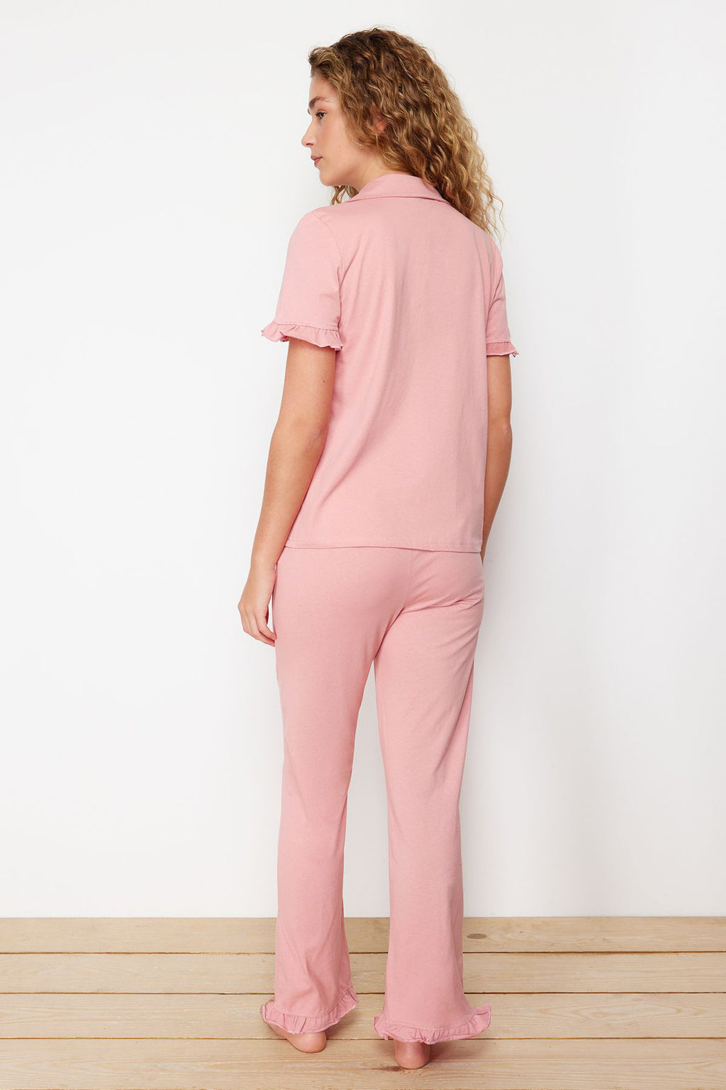 Trendyolmilla Gül Kurusu %100 Pamuklu Fırfır Detaylı Örme Pijama Takımı THMSS24PT00223