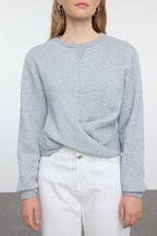 Gri Melanj Burgu Detaylı Crop Kalın İçi Polarlı Bisiklet Yaka Örme Sweatshirt TWOAW25SW00081
