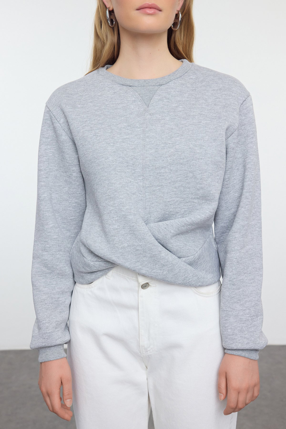 Gri Melanj Burgu Detaylı Crop Kalın İçi Polarlı Bisiklet Yaka Örme Sweatshirt TWOAW25SW00081