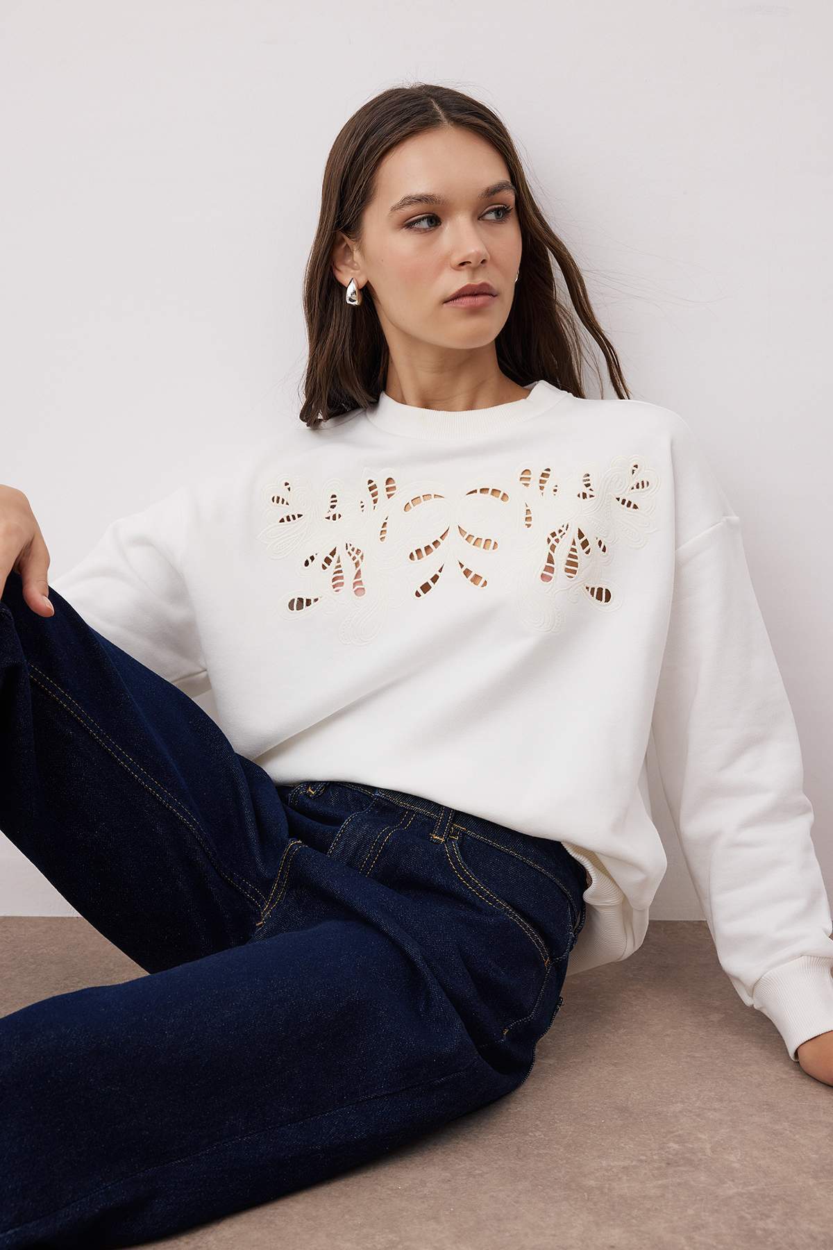 Ekru Nakışlı Regular/Normal Kalıp Örme Sweatshirt TWOAW26SW00011