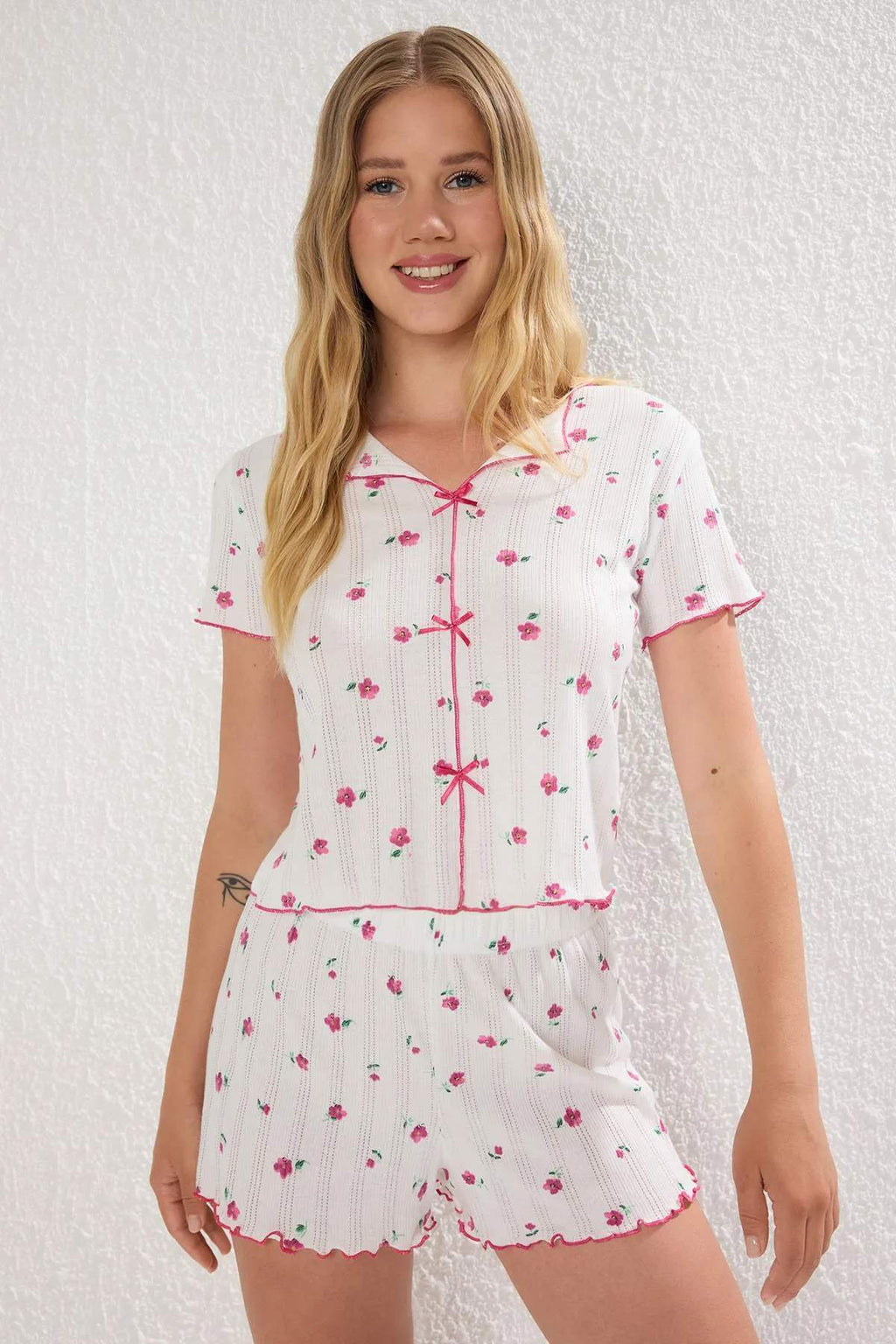 Trendyolmilla Beyaz %100 Pamuklu Çiçekli Kurdele/Fiyonklu Fitilli Şortlu Örme Pijama Takımı THMSS25PT00434
