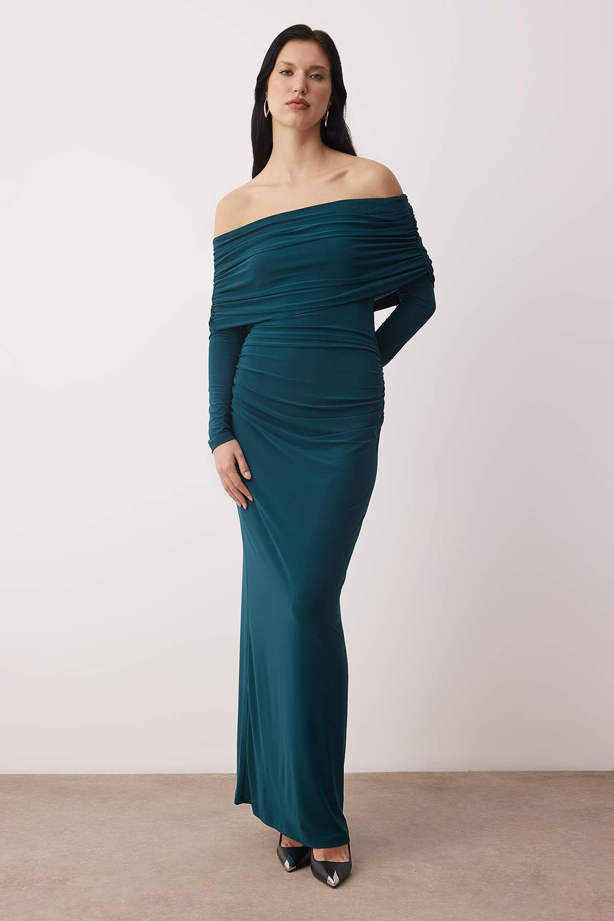 Trendyolmilla Limited Edition Siyah Büzgülü Carmen Yaka Esnek Maxi Örme Elbise TWOAW26EL00112