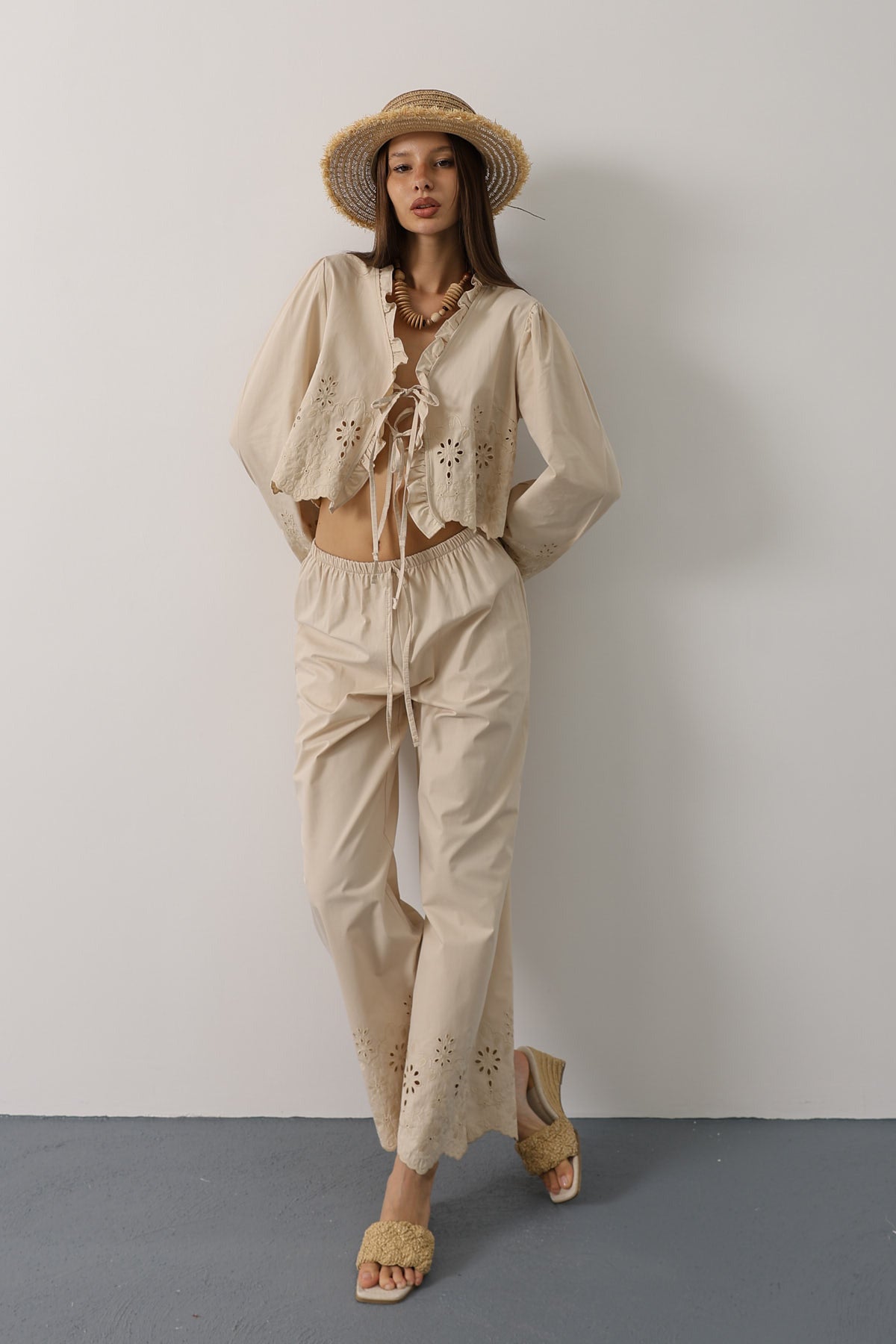 Trendyolmilla Taş %100 Pamuk Poplin Paça Detaylı Pantolon TWOSS25PL00133