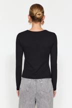 Siyah Tek Yırtmaç Detaylı Pamuklu Büzgülü Bisiklet Yaka Örme Bluz TWOAW24BZ00388