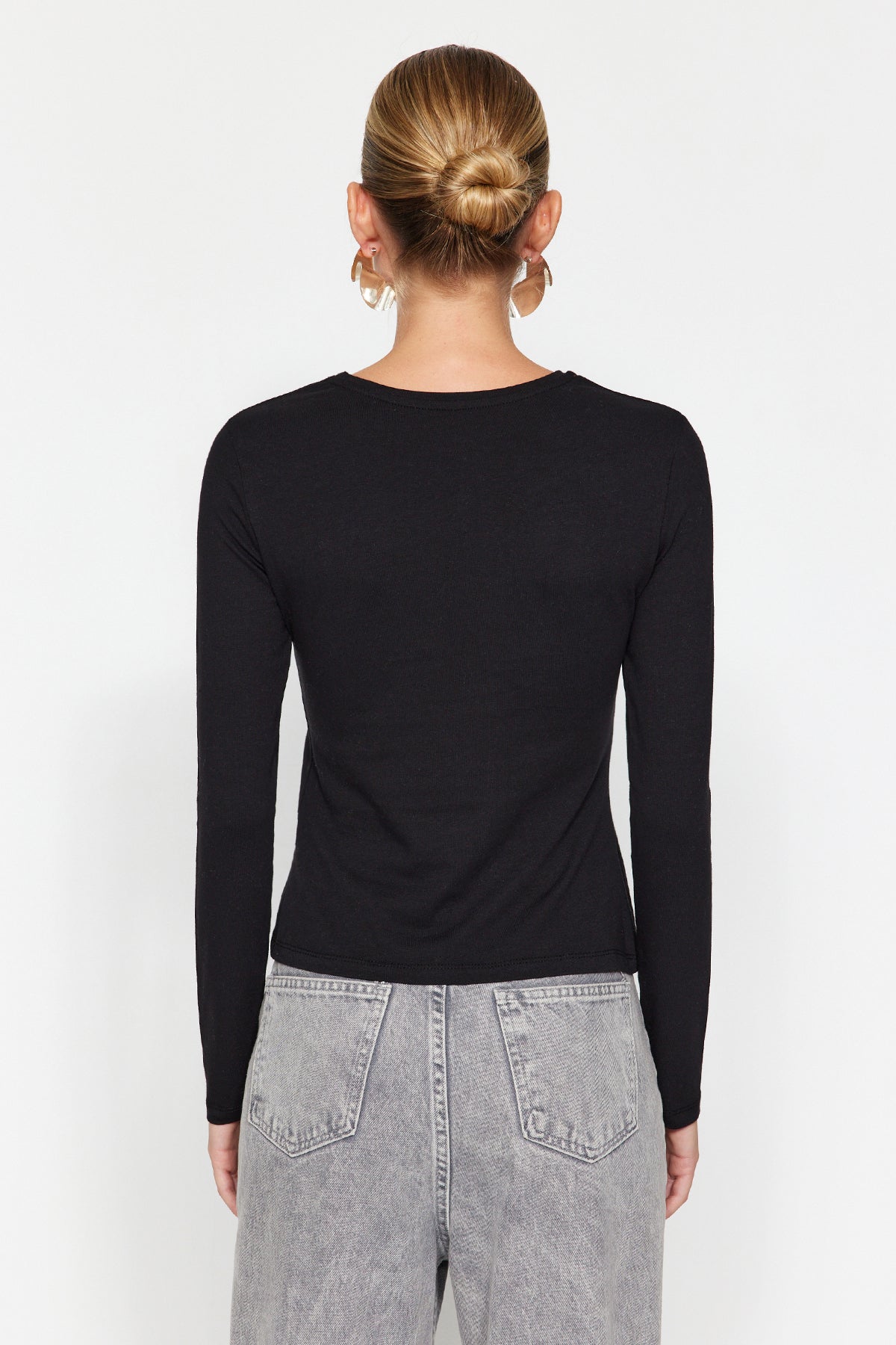 Siyah Tek Yırtmaç Detaylı Pamuklu Büzgülü Bisiklet Yaka Örme Bluz TWOAW24BZ00388